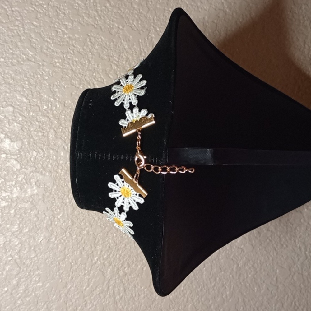 DAISY CHOKER NECKLACE - Picture 3 of 3